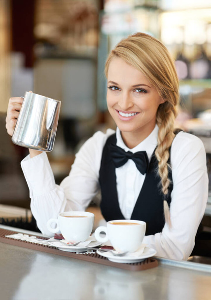 Hago una gran taza de café. Retrato de feliz, atractiva, joven mujer que trabaja en un café haciendo café y té - Foto, imagen
