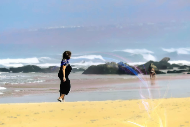 Erwachsene Frau spaziert an einem bewölkten Tag am Strand - Foto, Bild