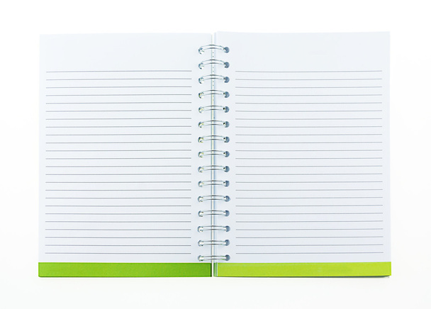 Cuaderno en blanco con orificios para encuadernación con anillos aislados en blanco
  - Foto, imagen