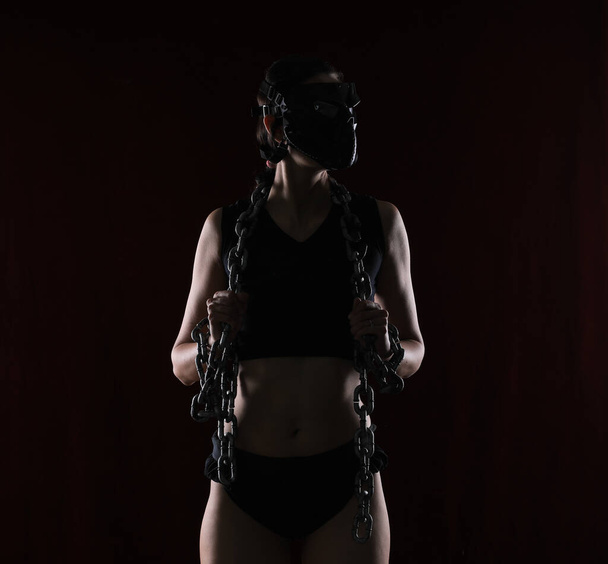portrét apokalypsy dívky s řetězy - Fotografie, Obrázek