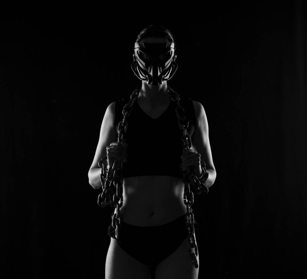 портрет девушки апокалипсиса с цепями - Фото, изображение
