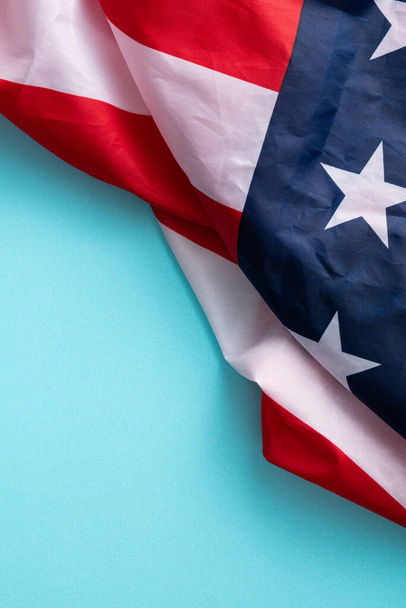 Egyesült Államok választási terv koncepció, felső nézet az amerikai zászló felett kék asztal háttér. - Fotó, kép