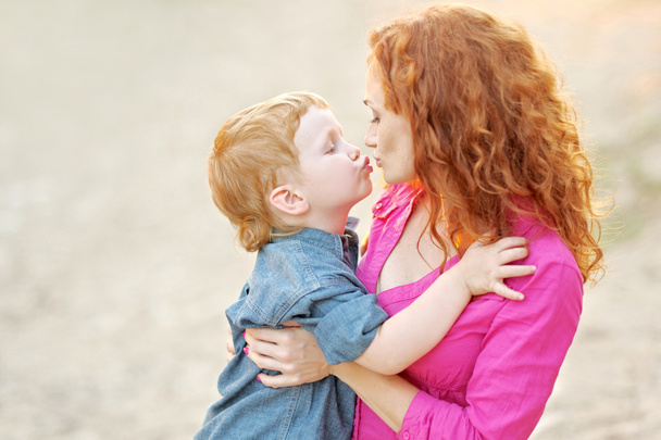 Счастливая мама и маленький сын на летней природе
 - Фото, изображение