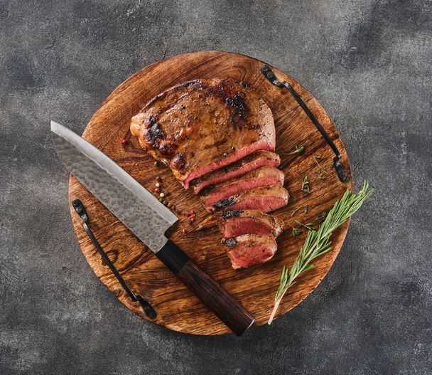 Steak coeur de bœuf grillé au poivre sur une planche de bois - Photo, image