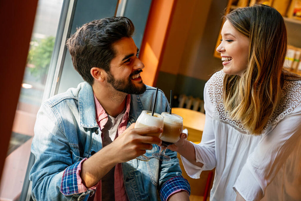 Romantický milující mladý pár pije kávu, má rande v kavárně. - Fotografie, Obrázek