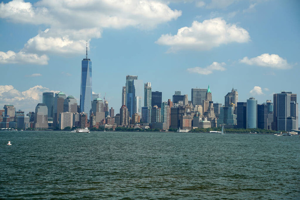 New York City Manhattan uitzicht stadsgezicht van Hudson River Liberty Island - Foto, afbeelding