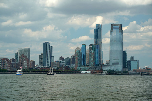 New Jersey gökdelenleri New York şehri Manhattan manzaralı Hudson Nehri Özgürlük Adası - Fotoğraf, Görsel
