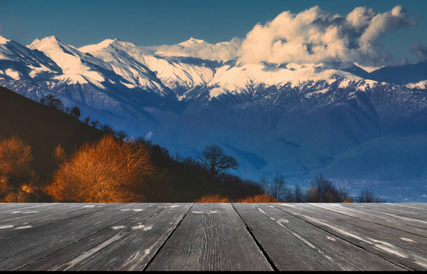 Vista della montagna in inverno, con tavolo in legno vuoto. Paesaggio modello naturale. - Foto, immagini