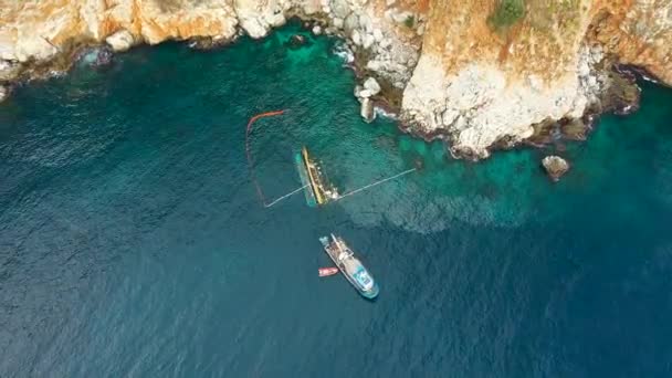 Una nave da diporto affondata in una tempesta filmata su un drone - Filmati, video