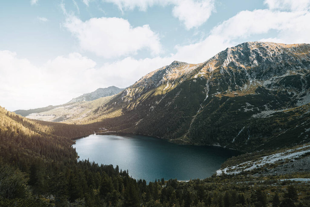 La belleza de la naturaleza concepto de fondo. Fantástico panorama de las montañas de Tatra y el lago con color turquesa en Polonia. Pintoresca puesta de sol en las montañas de Europa. - Foto, imagen