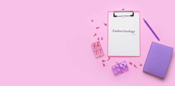Klembord met woord ENDOCRINOLOGIE en pillen op roze achtergrond met ruimte voor tekst - Foto, afbeelding