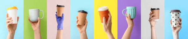 Sammlung weiblicher Hände mit Kaffeetassen auf farbigem Hintergrund - Foto, Bild