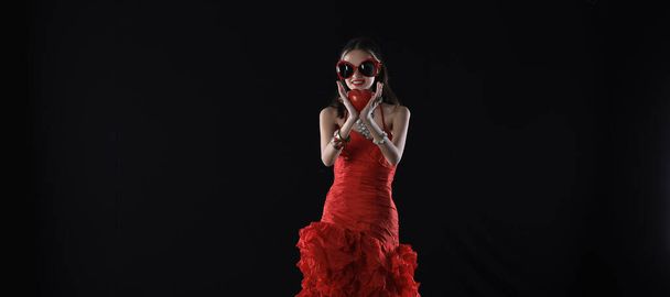 chica joven en un vestido rojo con un corazón - Foto, Imagen