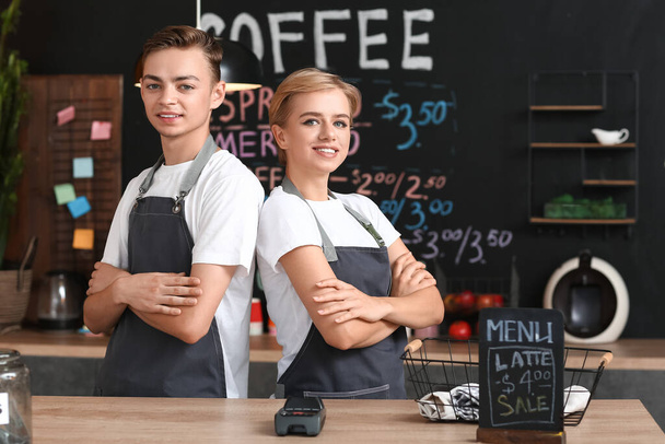 Junge Baristas arbeiten im Café - Foto, Bild