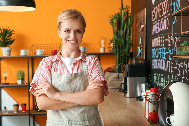 Hermoso barista sonriendo en la cafetería - Foto, Imagen