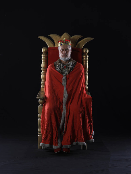 König des Mittelalters auf dem Thron - Foto, Bild