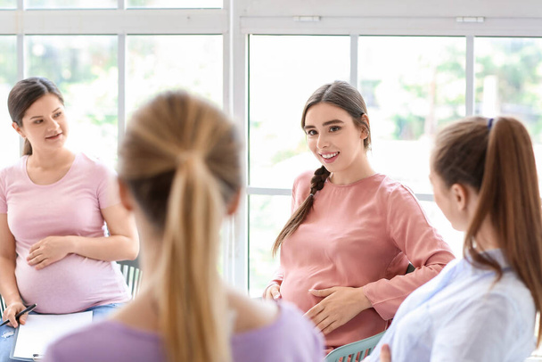Junge Schwangere bei Kurs für werdende Mütter - Foto, Bild