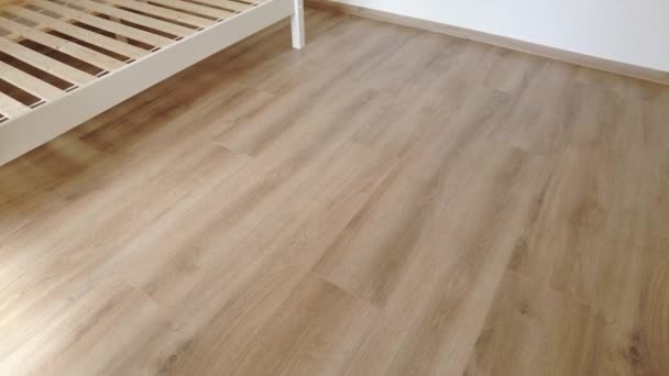 Új laminált padló. Laminált parketta barna fa textúrával - Felvétel, videó