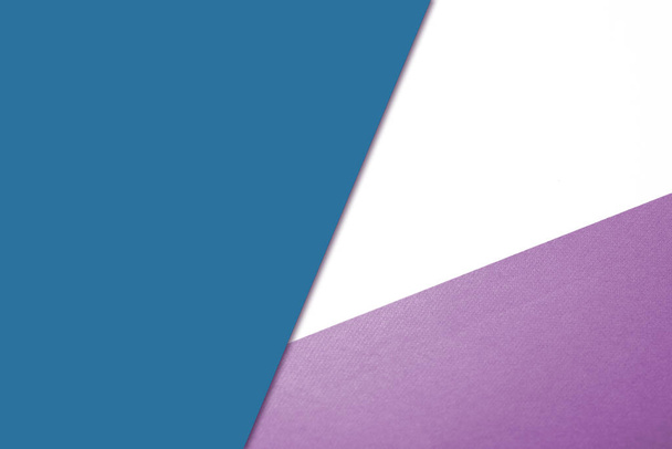 Simples vs texturizado tons frescos brilhantes de papéis coloridos que se cruzam para formar uma forma de triângulo para design de capa  - Foto, Imagem