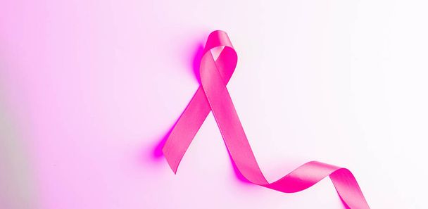 Cinta de cáncer. Símbolo de atención médica cinta rosa sobre fondo blanco. Concepto de apoyo de la mujer con cáncer de mama. Día mundial del cáncer - Foto, imagen