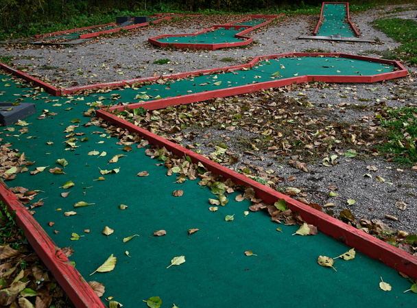 mini campo de golf en otoño cubierto de hojas amarillas - Foto, imagen