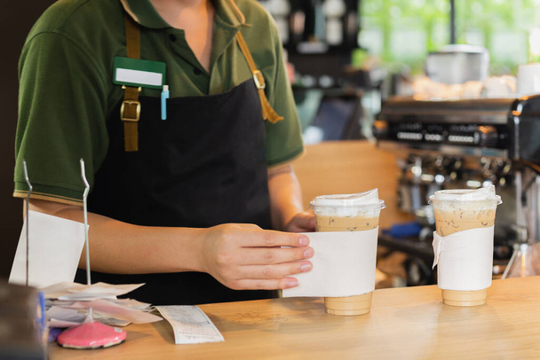 Бариста подает кофе со льдом клиенту в кафе кофе сё - Фото, изображение