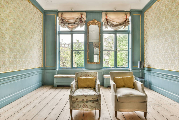 Design intérieur de luxe élégant de salon confortable avec cheminée et canapé confortable à la lumière du jour - Photo, image