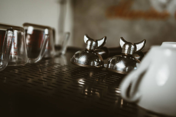 barista pick coffee bottomless portafilter to make a coffee at cafe. Coffee maker concept. - Fotoğraf, Görsel