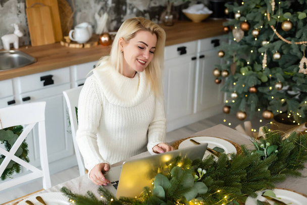 Sorrindo jovem mulher fazendo compras de Natal na internet. - Foto, Imagem