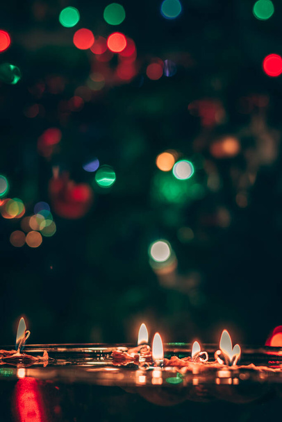 традиция Рождество плавающие орехи с горящими свечами - Фото, изображение
