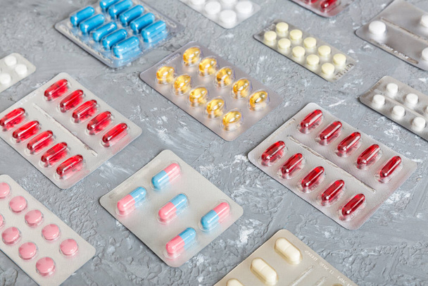 liian monta eri pilleri eri eri rakkuloita eri pillereitä Lääkkeiden varastointi kotona käsite Lääkkeiden varastointi. Lääkekasa läpipainopakkauksissa. Lääkeläpipainopakkaukset. - Valokuva, kuva