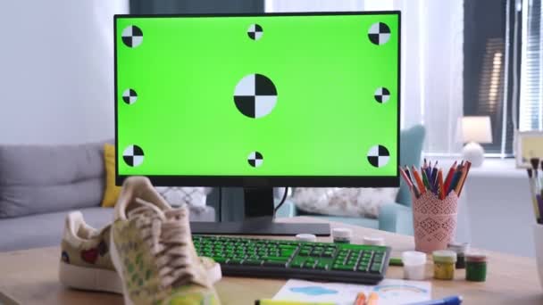 simulace obuvi, zelené obrazovky monitor stojí na stole s barvami a tenisky stojí v místnosti - Záběry, video