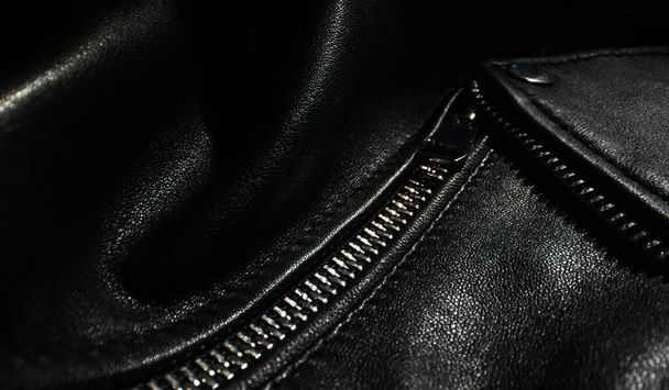 Zwarte leren jas details. Close-up. - Foto, afbeelding
