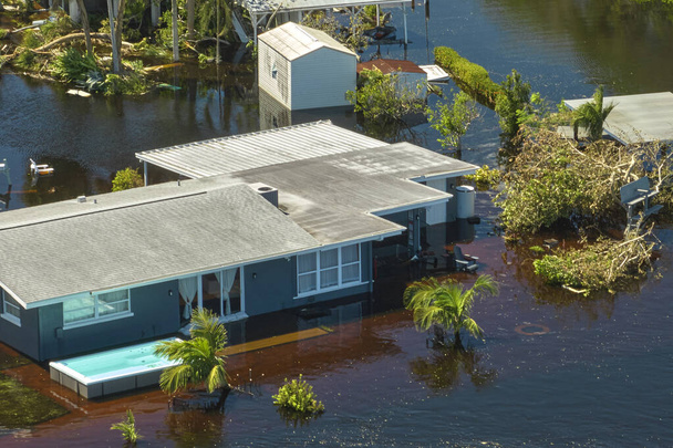 Überflutetes Haus durch Hurrikan Ian Regen in Florida Wohngebiet. Folgen von Naturkatastrophen. - Foto, Bild
