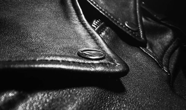 Zwarte leren jas details. Close-up. - Foto, afbeelding