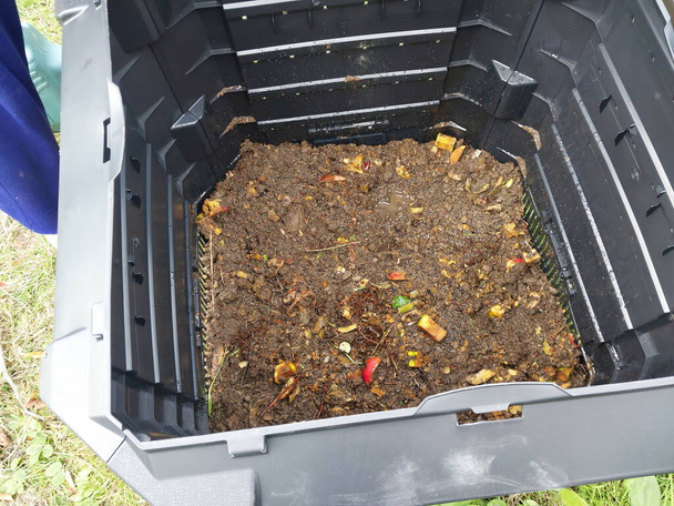 Réservoir en plastique pour la production et le stockage de compost dans un jardin - Photo, image