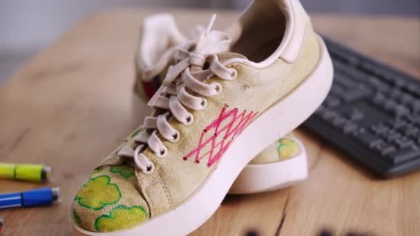 современная концепция, новые кроссовки с современным печатным стендом на столе с красками и маркерами - Кадры, видео
