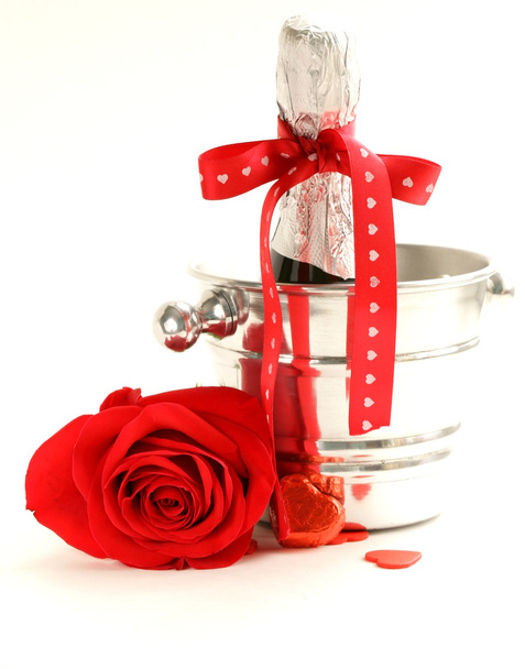 Романтичний натюрморт шампанського, троянди, подарунки до свята Святого Валентина - Фото, зображення