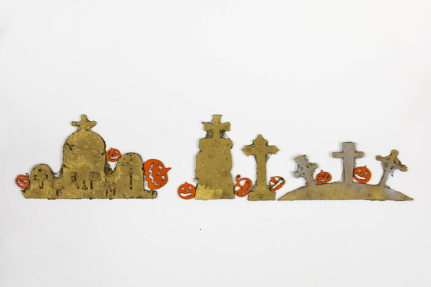 Zucche e tombe di Halloween scolpite in legno sullo sfondo giallo. - Foto, immagini