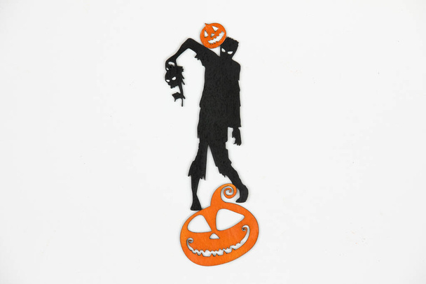 Halloween-Kürbisse und Zombie in Holz auf weißem Hintergrund geschnitzt. - Foto, Bild