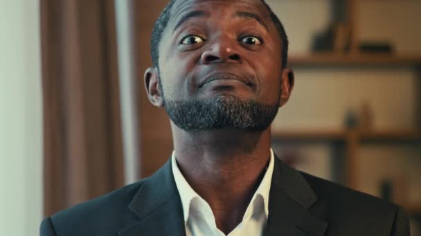 Portret zelfverzekerde Afro-Amerikaanse man zakenman kijkt naar camera knikken hoofd beantwoorden ja geven positief antwoord knikt in overeenstemming poseren binnen toont goedkeuring steun eens lofbetuiging - Video