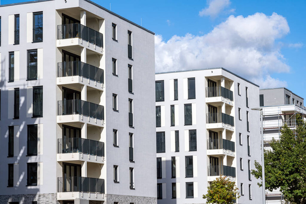 Nowe budynki mieszkalne w dzielnicy deweloperskiej w Berlinie, Niemcy - Zdjęcie, obraz