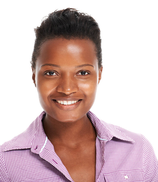 Vernieuwd zelfvertrouwen. Close-up van een mooie jonge Afrikaanse vrouw glimlachend naar de camera, geïsoleerd op wit - copyspace - Foto, afbeelding