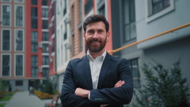 Knappe zakenman professionele werknemer dragen formele pak poseren buiten residentiële moderne huis achtergrond staan in vertrouwen poseren gekruiste armen succesvolle rijke man glimlachen gevoel vertrouwen - Video
