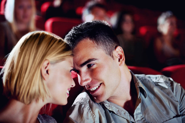 Comedia romántica. Una joven pareja en una cita en el cine a punto de compartir un beso - Foto, imagen