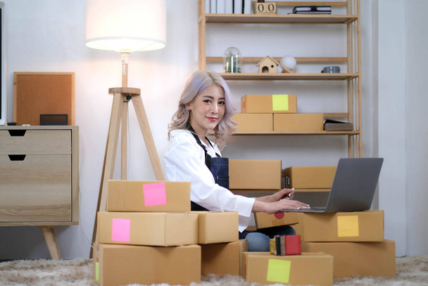 Portret zakładania małych firm Właściciele MŚP Kobiety przedsiębiorcy pracujące na skrzynce odbiorczej i sprawdź zamówienia online, aby przygotować się do pakowania pudełek, sprzedawać klientom, pomysły biznesowe sme online.. - Zdjęcie, obraz