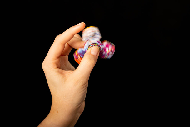 Child playing with a spinning fidget toy - Fotoğraf, Görsel