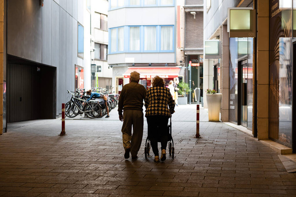 Kortrijk, Region Westflandern - Belgien - 07 10 2021 Älteres Paar spaziert durch die Unterführung eines Geschäfts - Foto, Bild