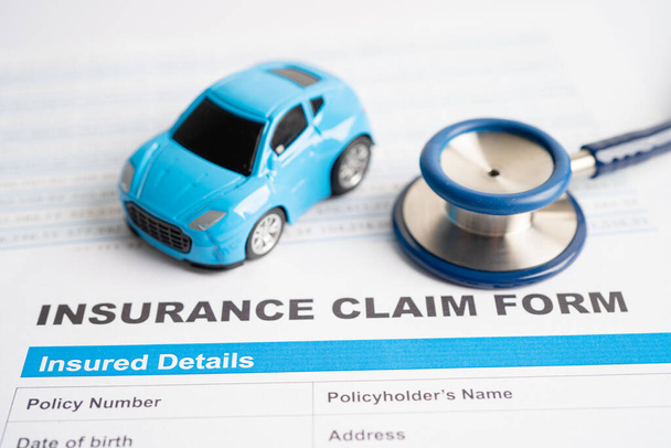 Stethoscope on Insurance claim accident car form, Autó hitel, biztosítási és lízing idő fogalmak. - Fotó, kép