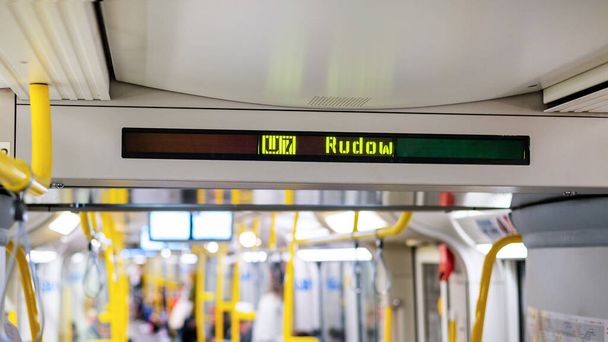 Maanalaisen junan sisätilat Berliinissä, Saksassa. Digitaalinen näyttö näyttää tietoja - Valokuva, kuva
